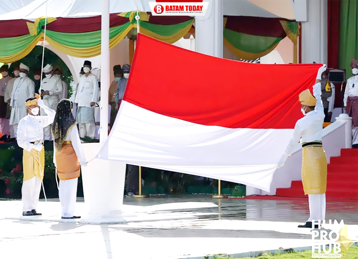 Pengibaran bendera merah putih di upacara hari jadi Provinsi Kepri ke-19